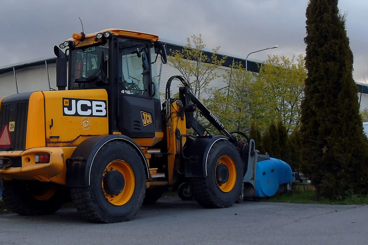 Loaders and telehandlers